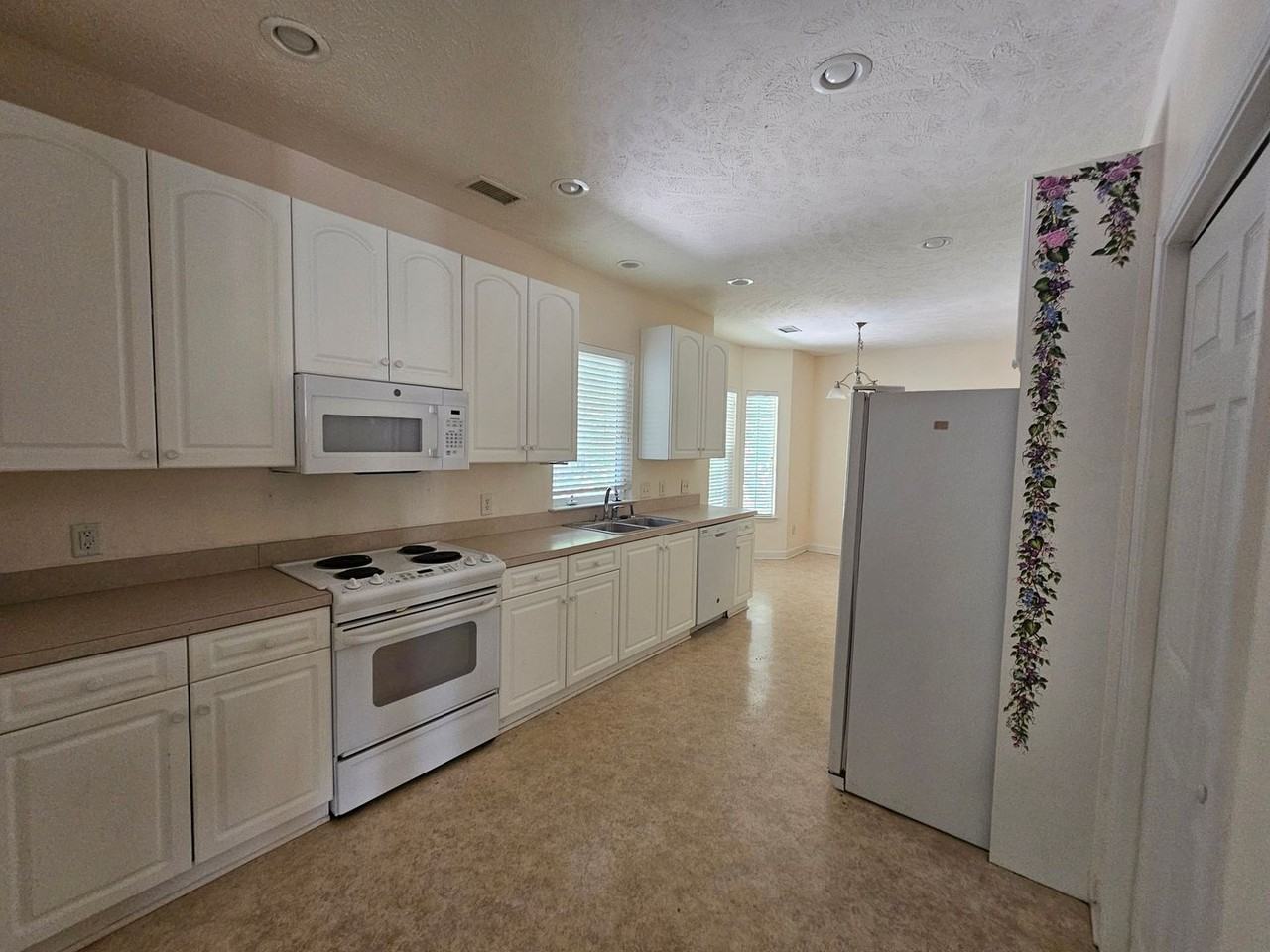 413 Cypress Dr - Photo 4 of 21