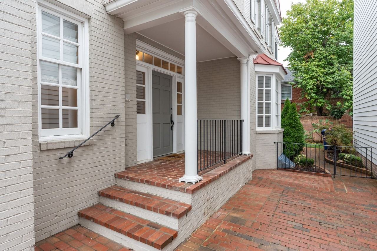 504 S Pitt St - Photo 3 of 50