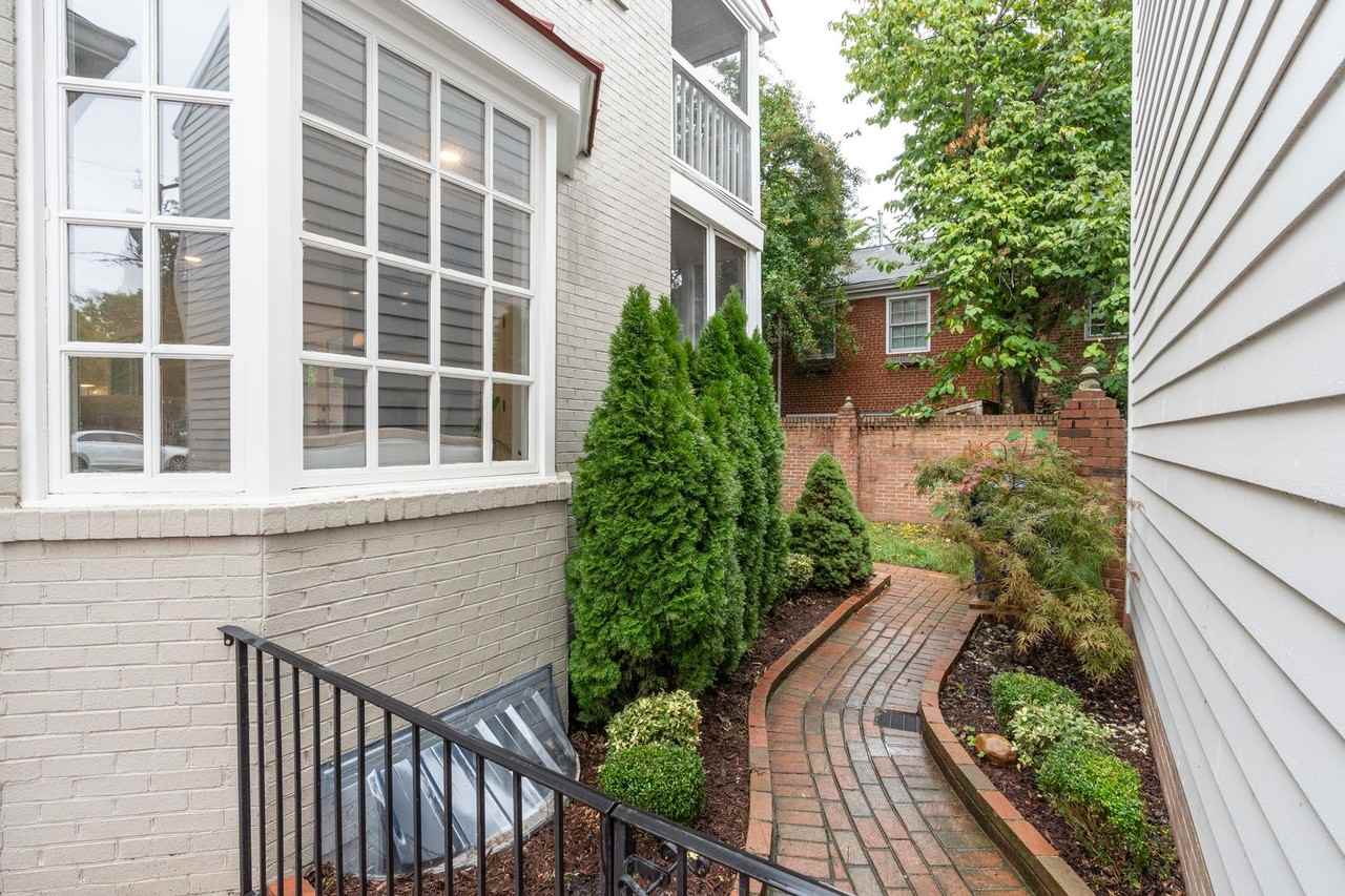 504 S Pitt St - Photo 4 of 50