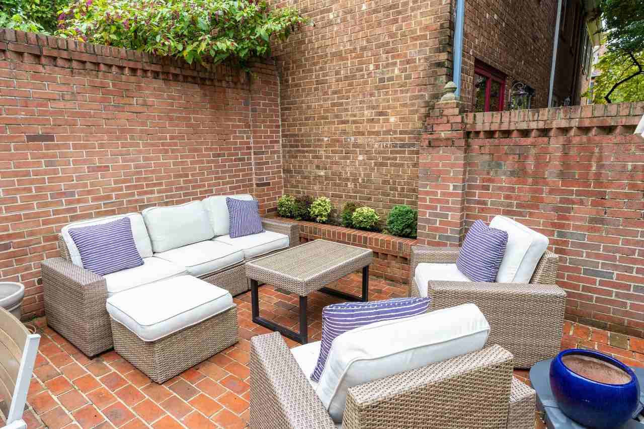 504 S Pitt St - Photo 6 of 50