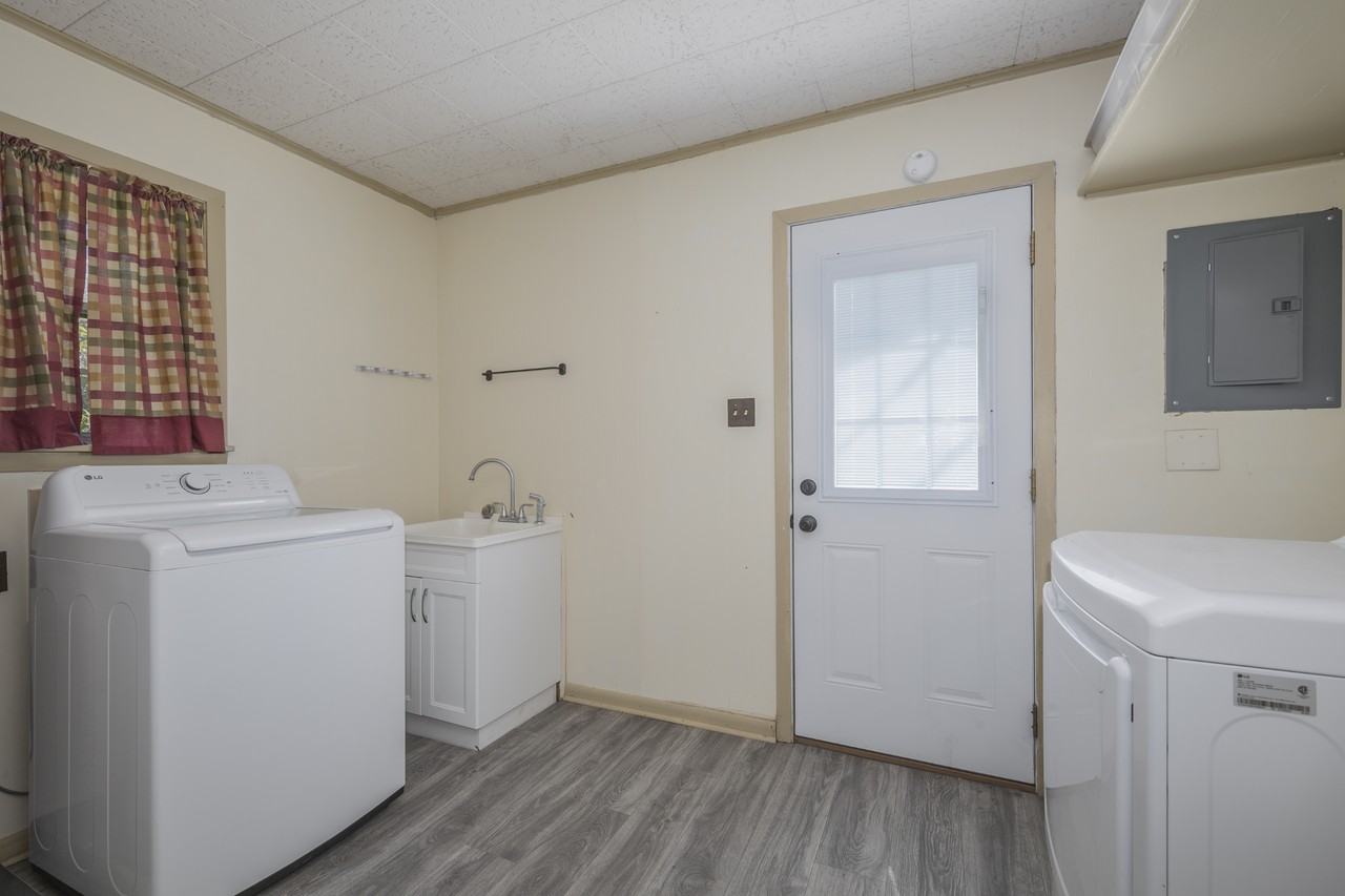 467 Ashley Ave - Photo 3 of 15