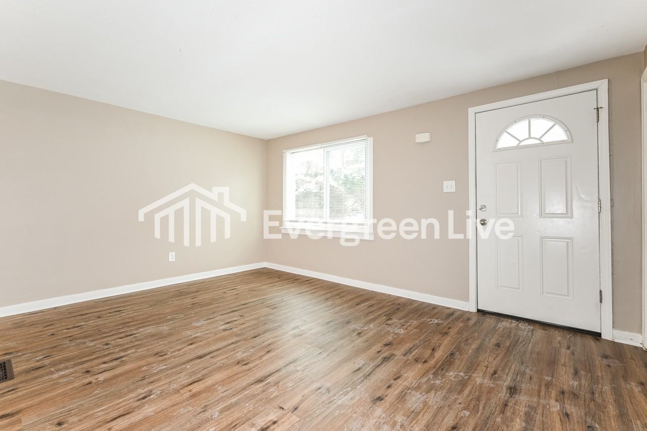 743 Southern Ave - Photo 5 of 15