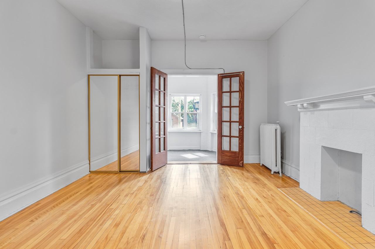 305 Waverley Street - Photo 4 of 11