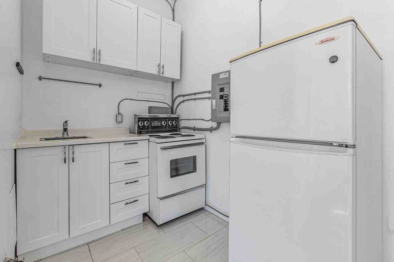 305 Waverley Street - Photo 5 of 11
