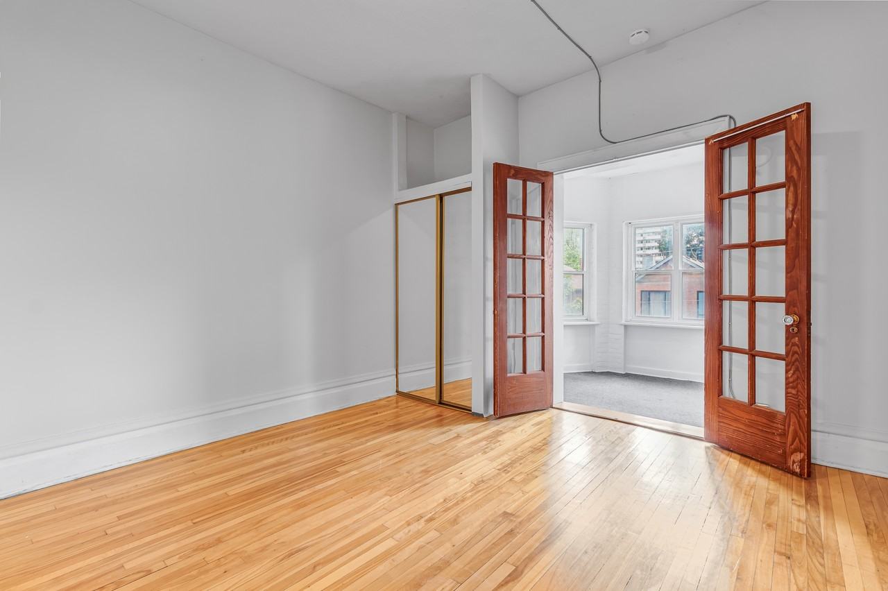 305 Waverley Street - Photo 6 of 11