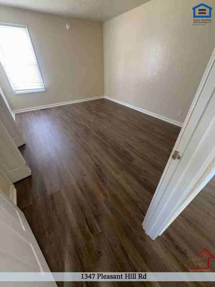 1347 Pleasant Hill Rd - Photo 4 of 10