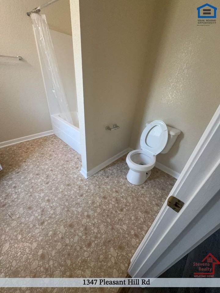 1347 Pleasant Hill Rd - Photo 5 of 10