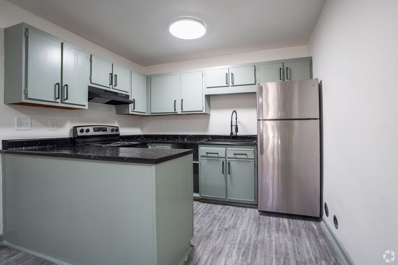 Camden Pointe Apartments - Photo 2 of 10