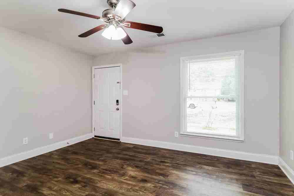323 Huntsmoor Dr - Photo 7 of 19