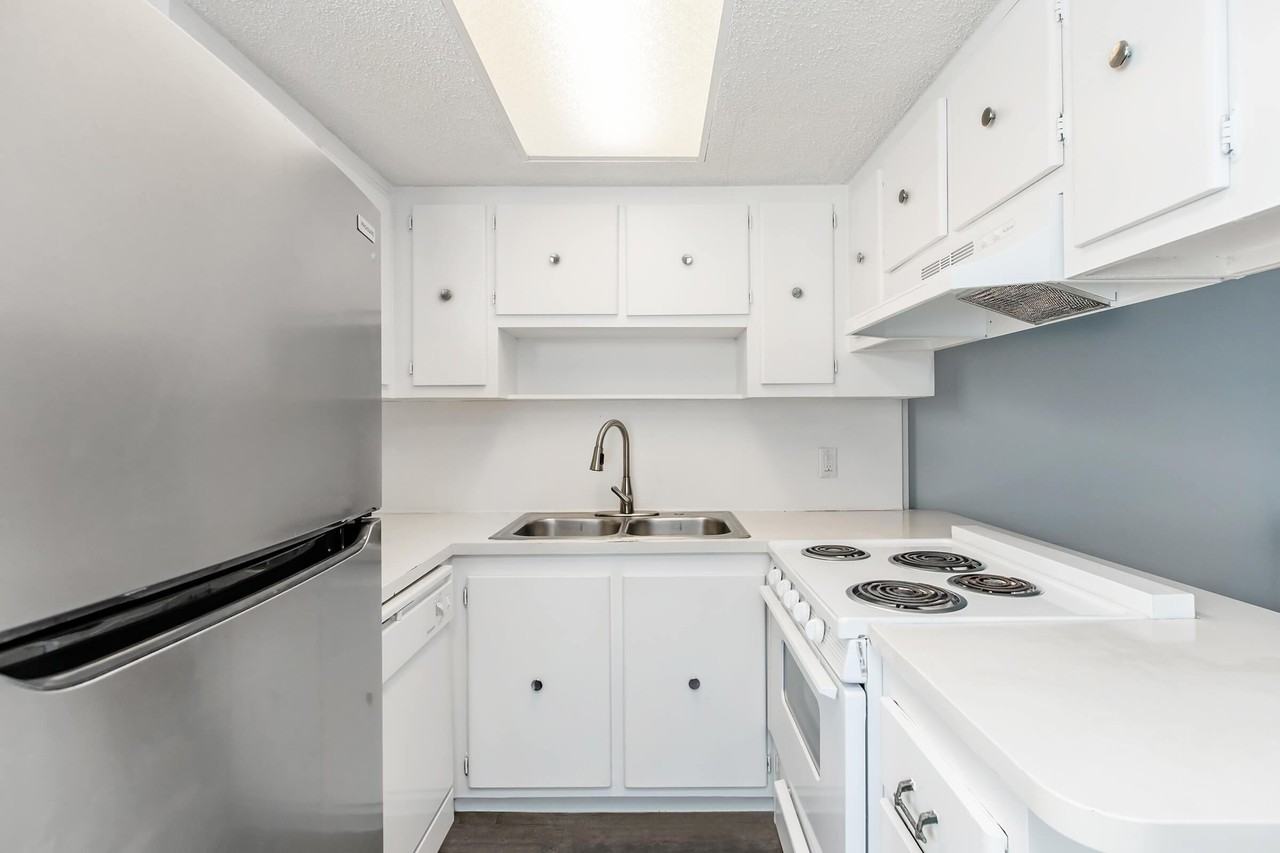 The Madeira Apartments - Photo 4 of 23