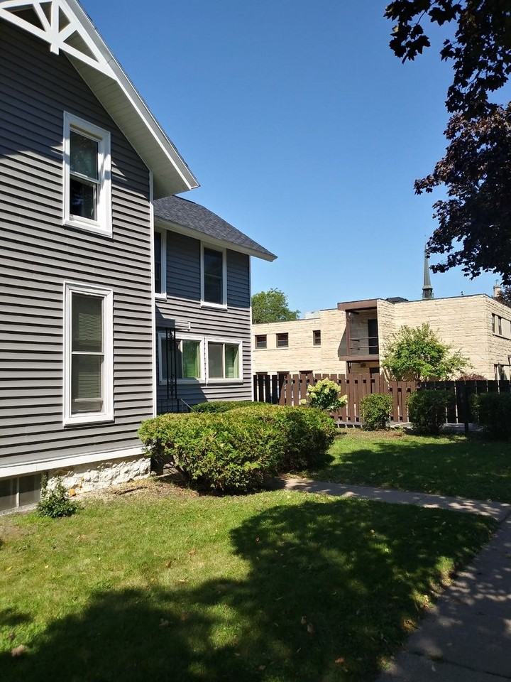415 Center St - Photo 2 of 10