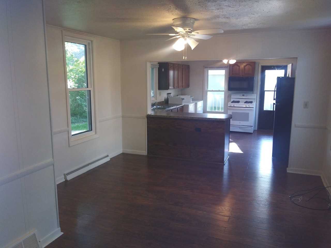 415 Center St - Photo 5 of 10