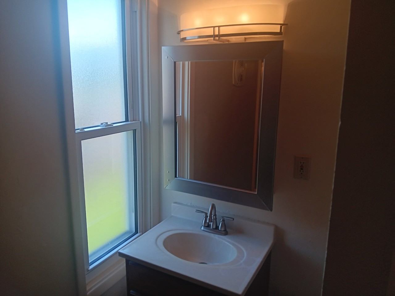 415 Center St - Photo 6 of 10