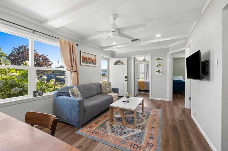621 Cook St - Photo 4 of 32
