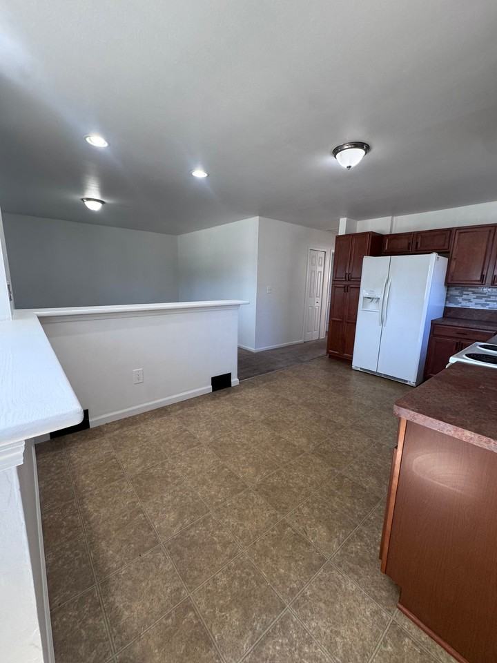 20249 Nicke St - Photo 5 of 16