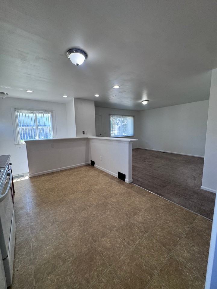 20249 Nicke St - Photo 6 of 16