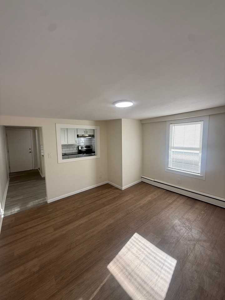 557 Main St #7 - Photo 4 of 9