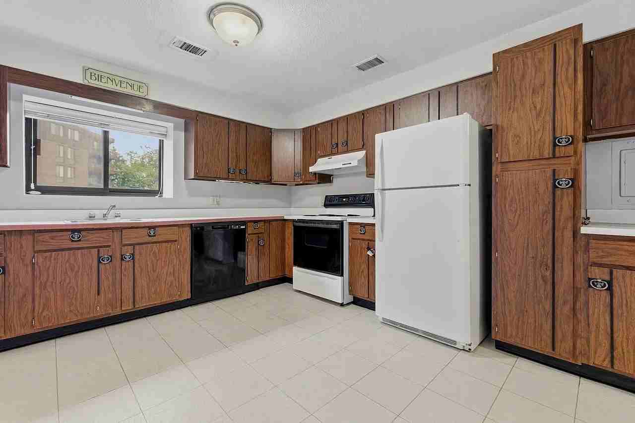 1002 Paradise Rd #1C - Photo 3 of 20