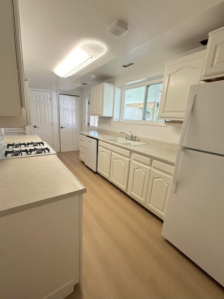 270 S Edgehill Dr - Photo 4 of 18