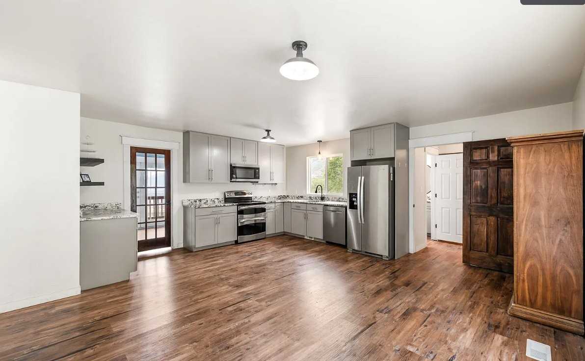140 E Spring Dr - Photo 3 of 15