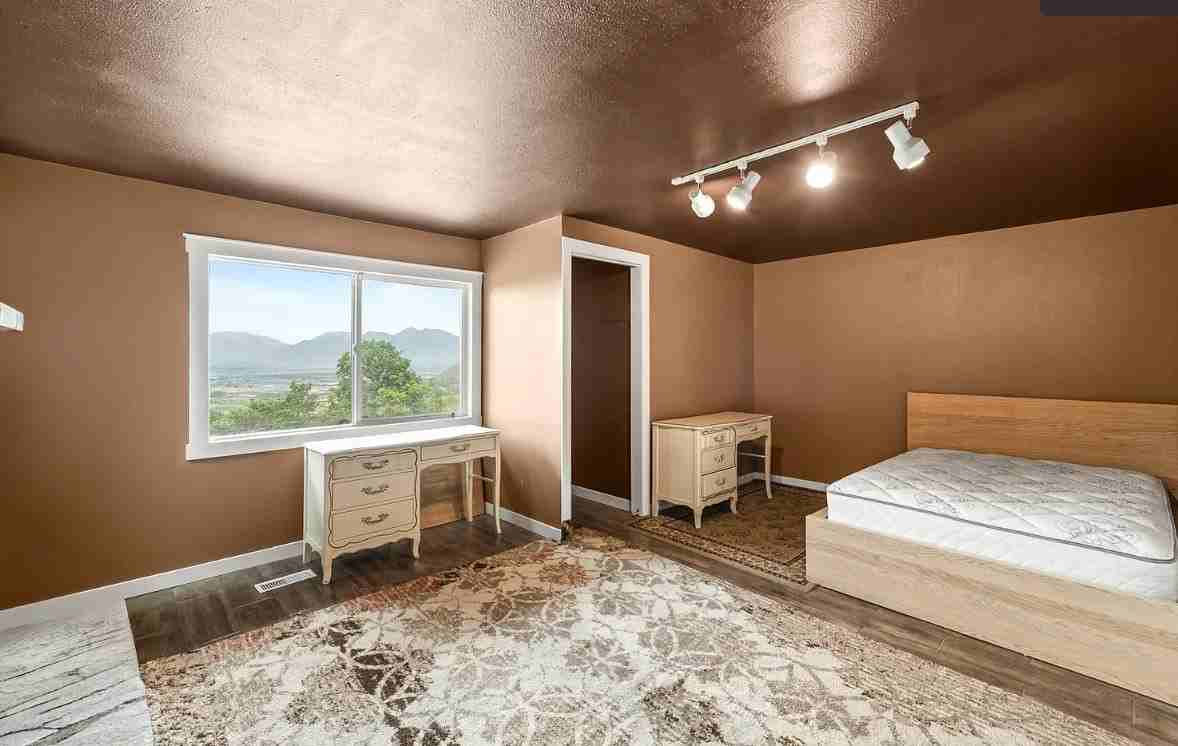140 E Spring Dr - Photo 4 of 15
