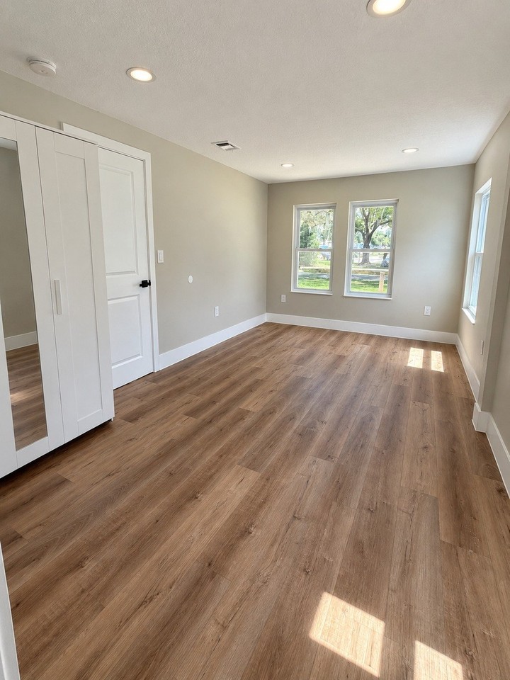 1124 California Ave - Photo 4 of 15
