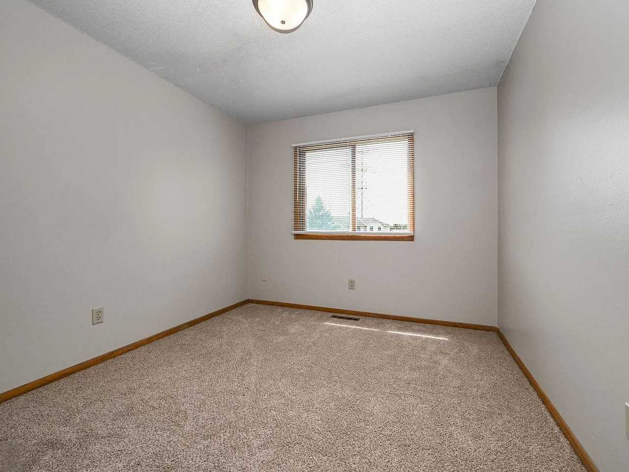 11124 Drake St Nw - Photo 7 of 20