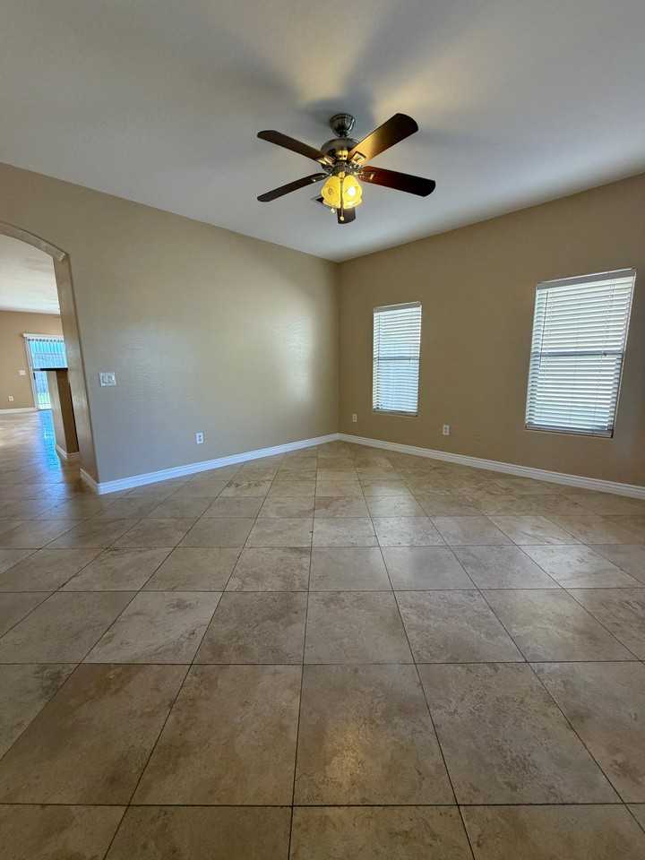 3039 E Kings Ave - Photo 2 of 20