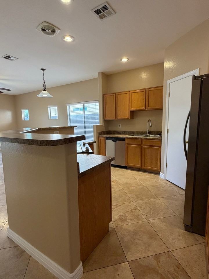 3039 E Kings Ave - Photo 3 of 20