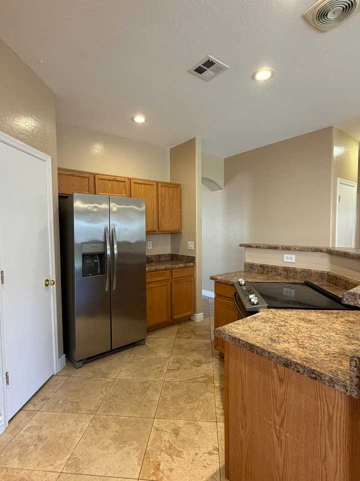 3039 E Kings Ave - Photo 4 of 20