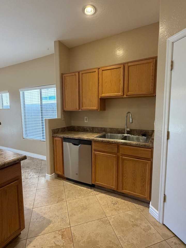 3039 E Kings Ave - Photo 6 of 20