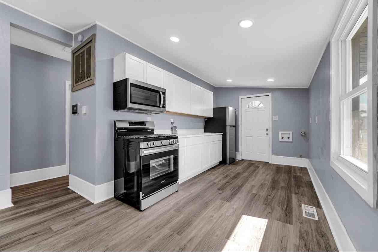 2101 Chase St - Photo 5 of 15