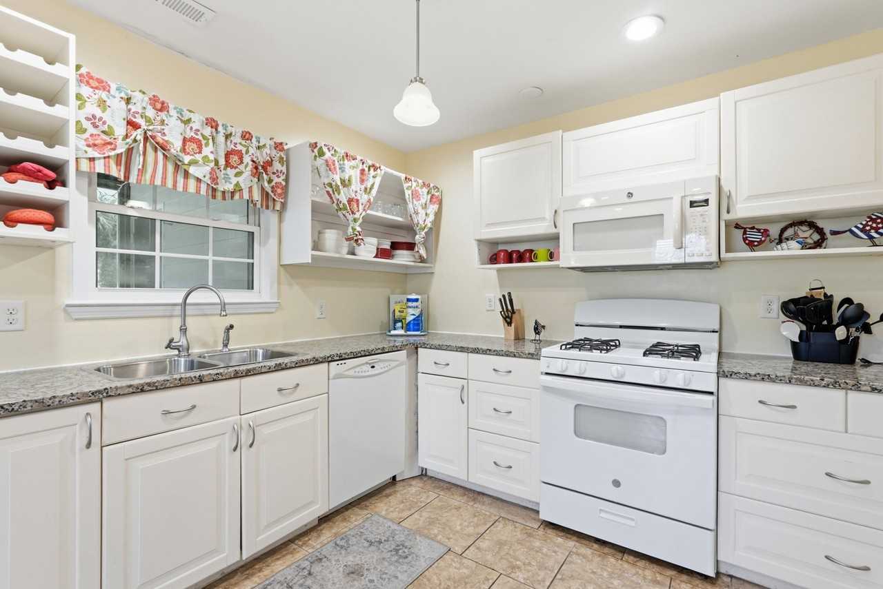 907 8th St #A - Photo 4 of 16