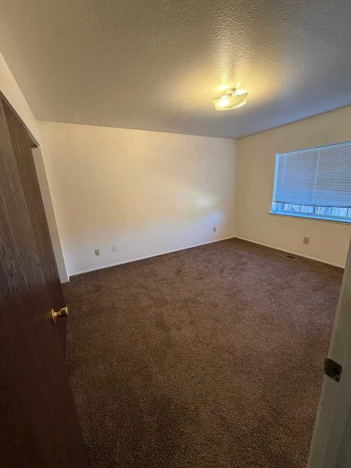 1404 James Rd #1 - Photo 5 of 10