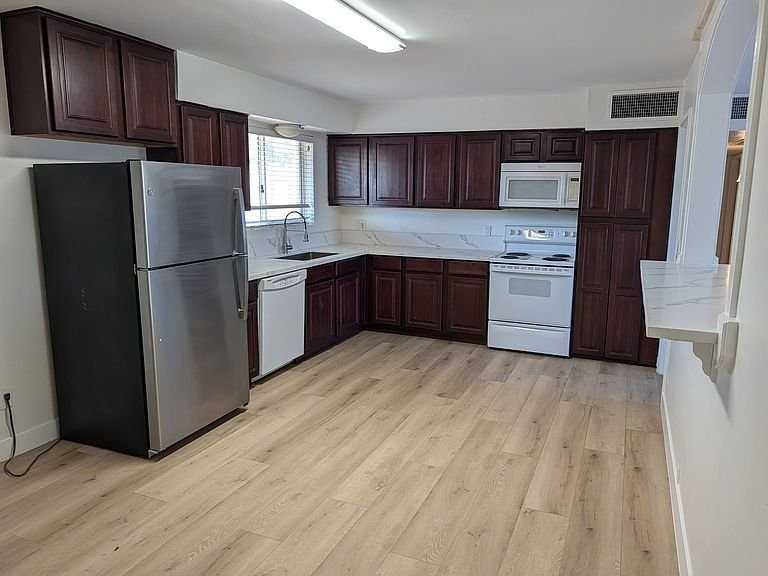 1242 W 9th St - Photo 2 of 18