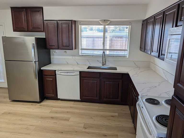 1242 W 9th St - Photo 3 of 18