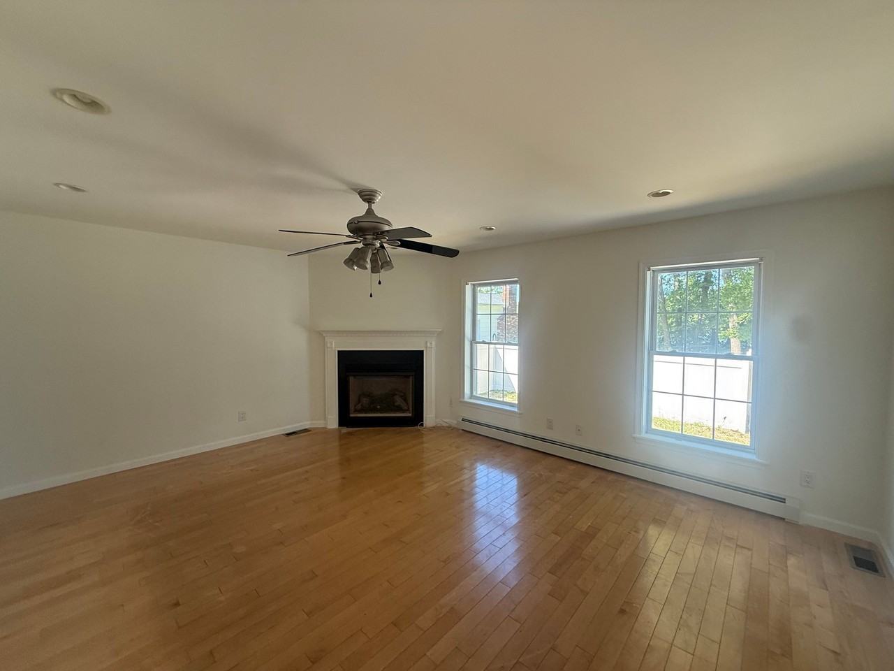 1541 Monmouth Ave - Photo 4 of 15
