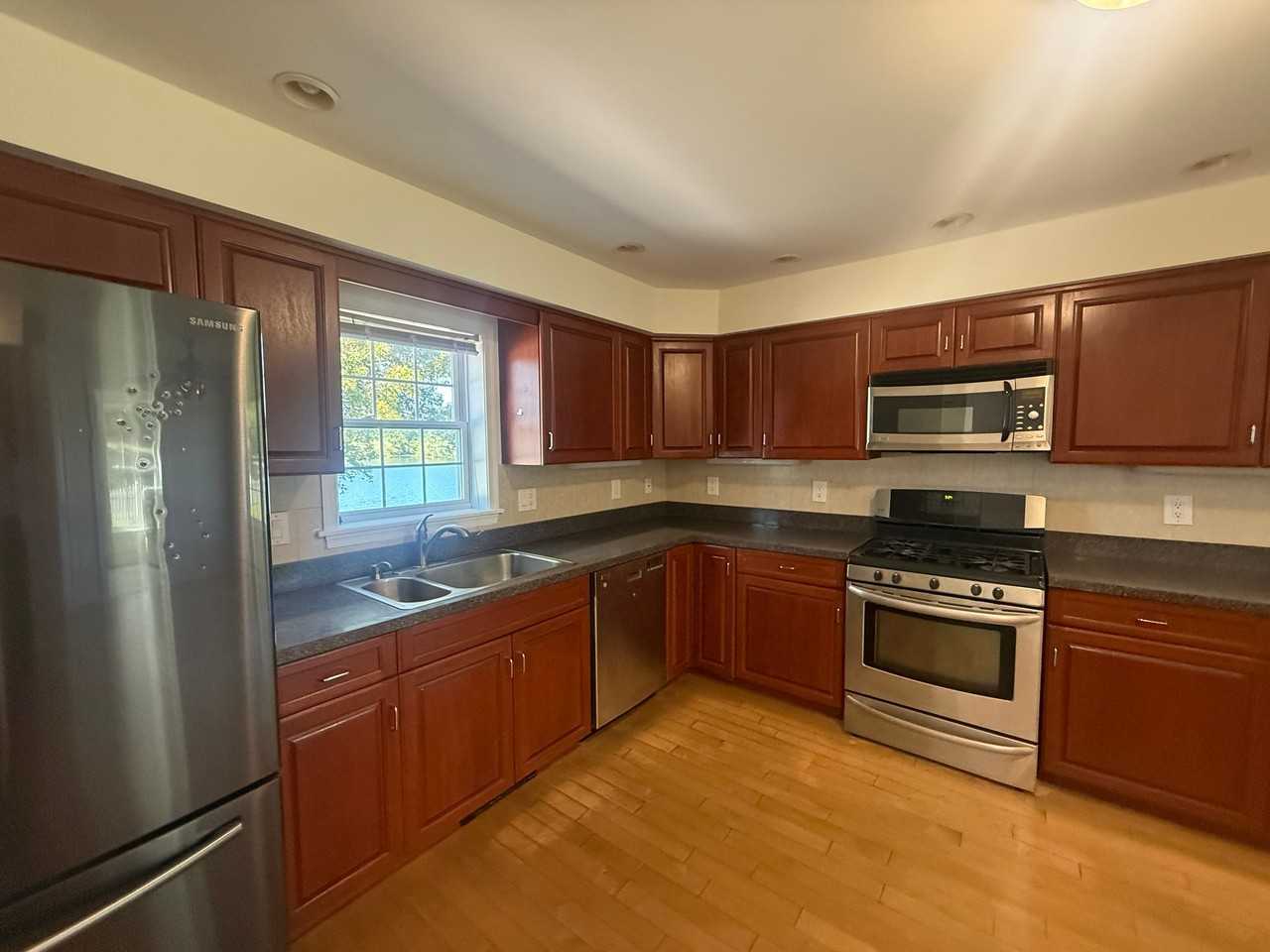 1541 Monmouth Ave - Photo 5 of 15