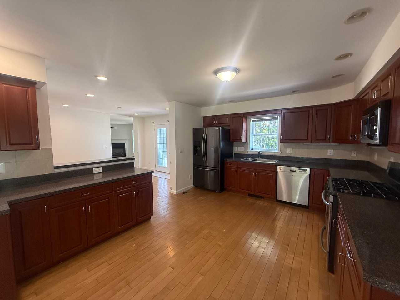 1541 Monmouth Ave - Photo 6 of 15