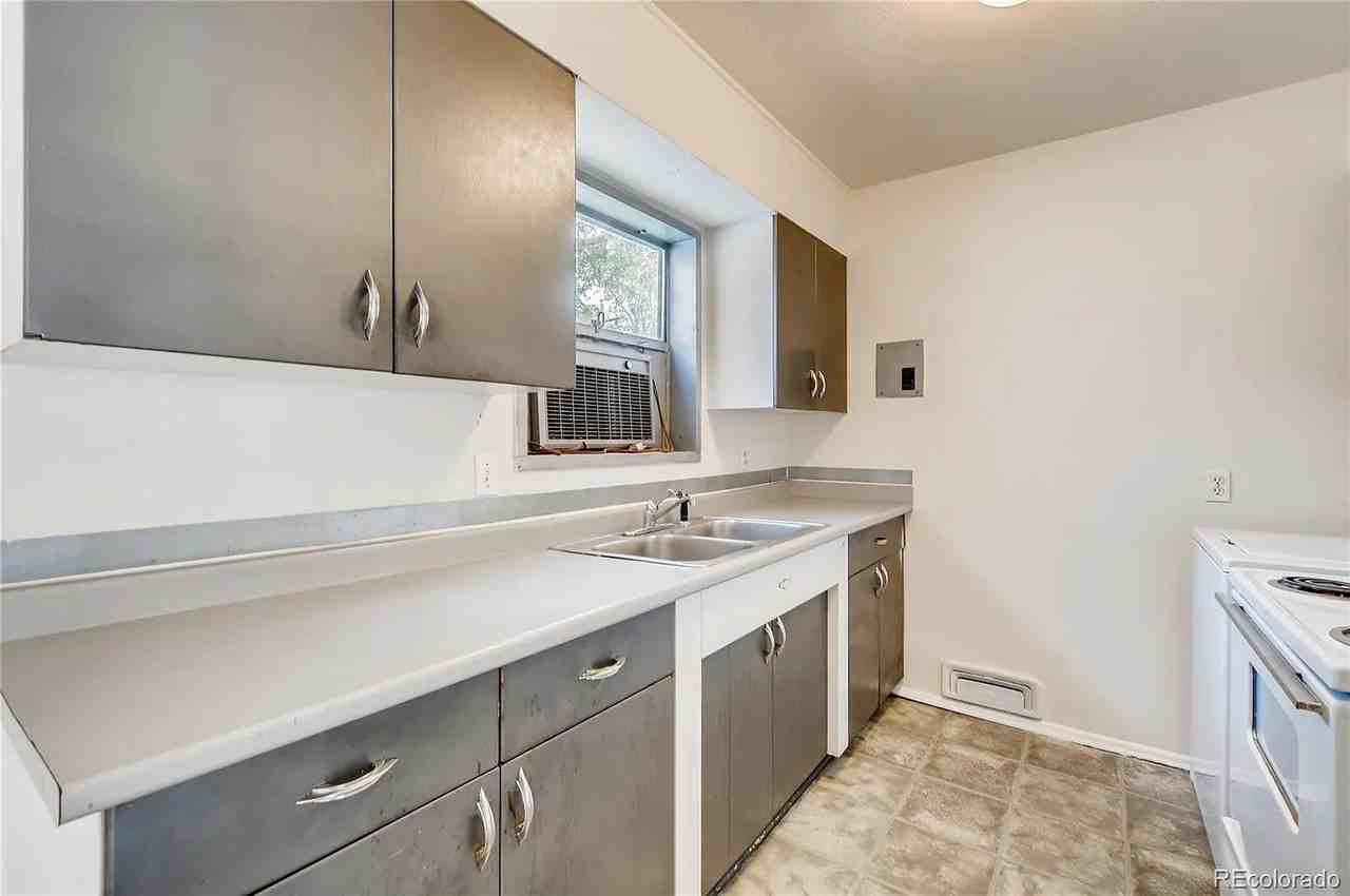 1255 S Grape St - Photo 7 of 20