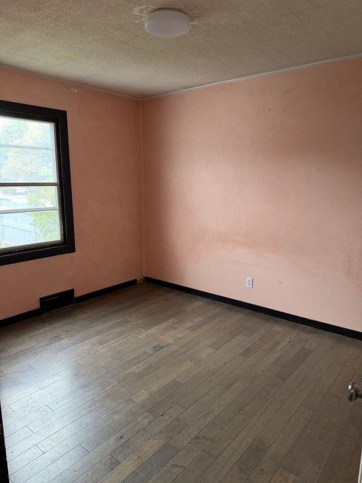 9102 83 Ave Nw - Photo 4 of 5
