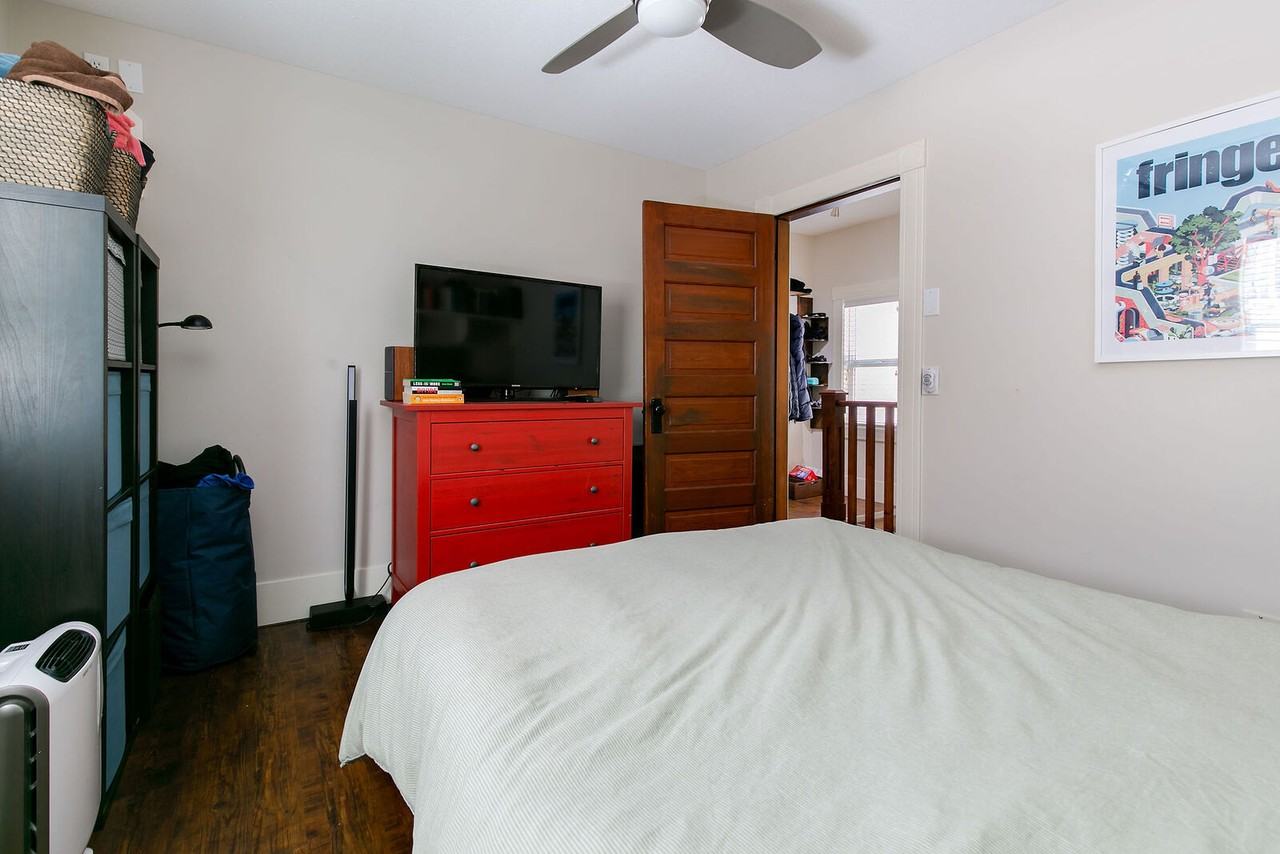 107 23 Ave Sw - Photo 7 of 26