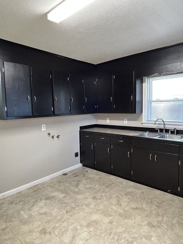 282 Clark Cir #282 - Photo 3 of 8
