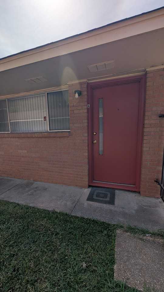 205 E Gaddis St #A - Photo 2 of 7