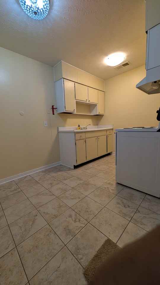 205 E Gaddis St #A - Photo 4 of 7