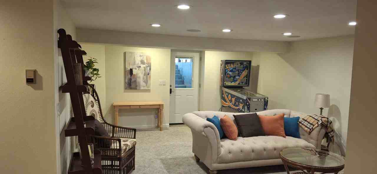333 Gladstone Cir