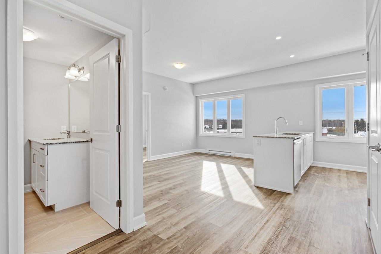 979 North Russell Road - Photo 3 of 14