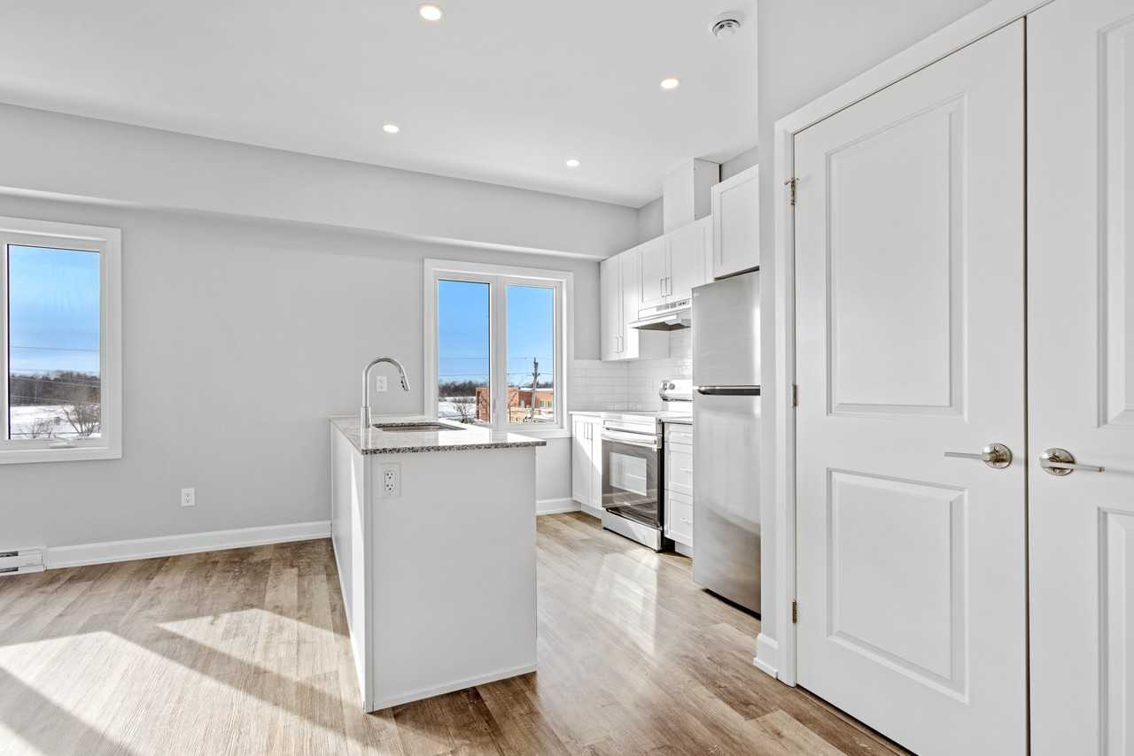 979 North Russell Road - Photo 4 of 14