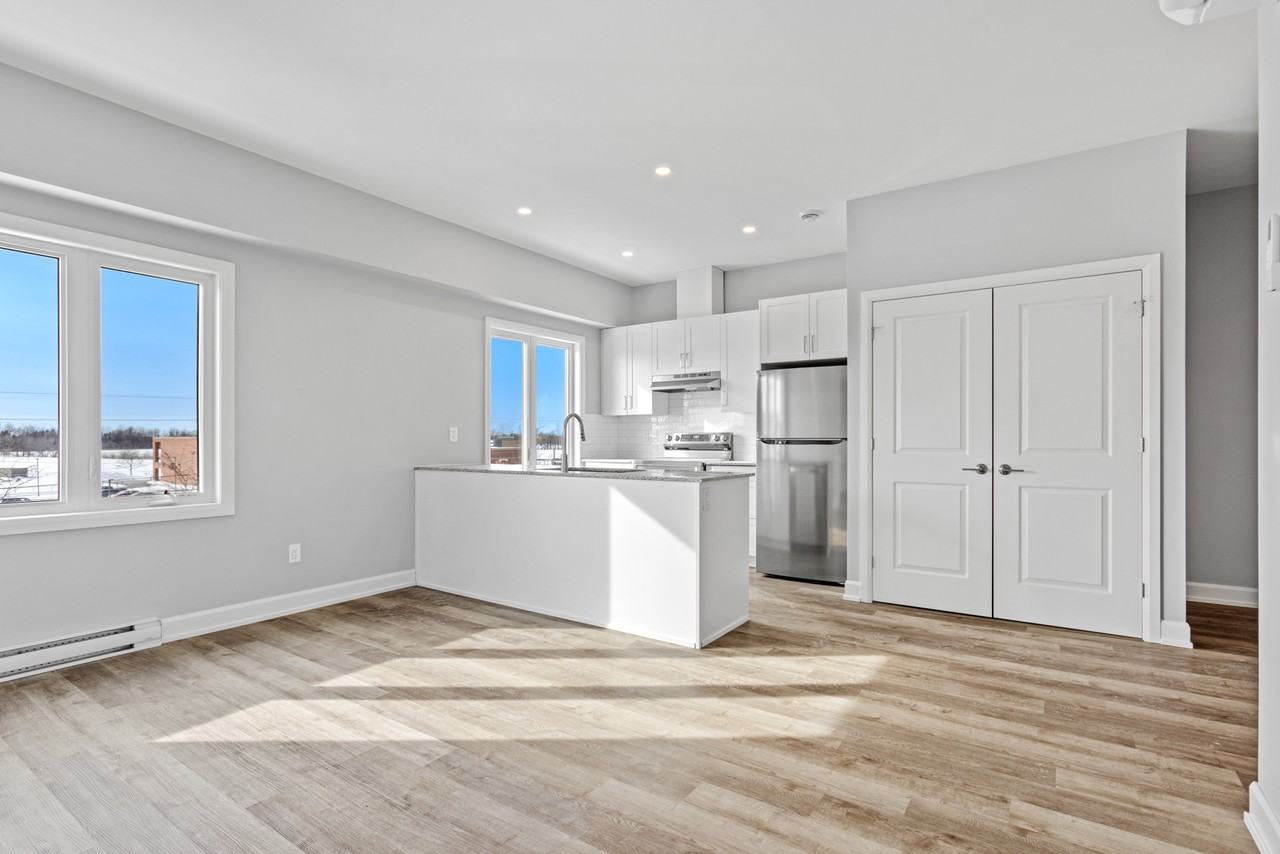 979 North Russell Road - Photo 5 of 14