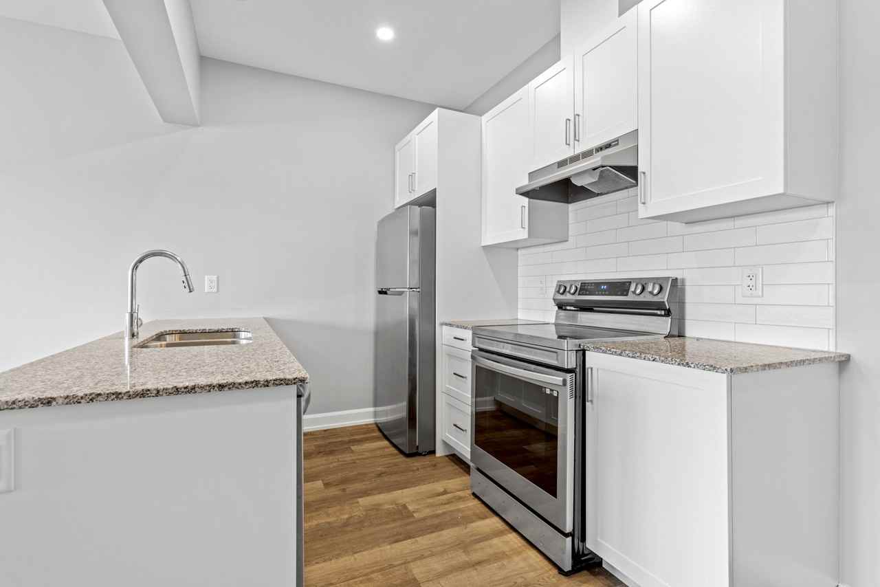 979 North Russell Road - Photo 4 of 10